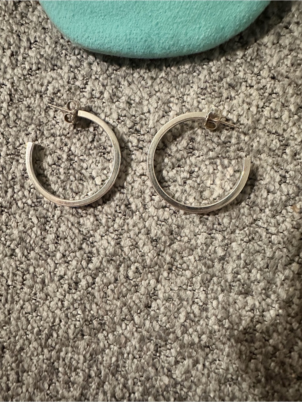 STUNNING Tiffany & Co. Silver Hoop Earrings with Aqua Pouch - Picture 4 of 5